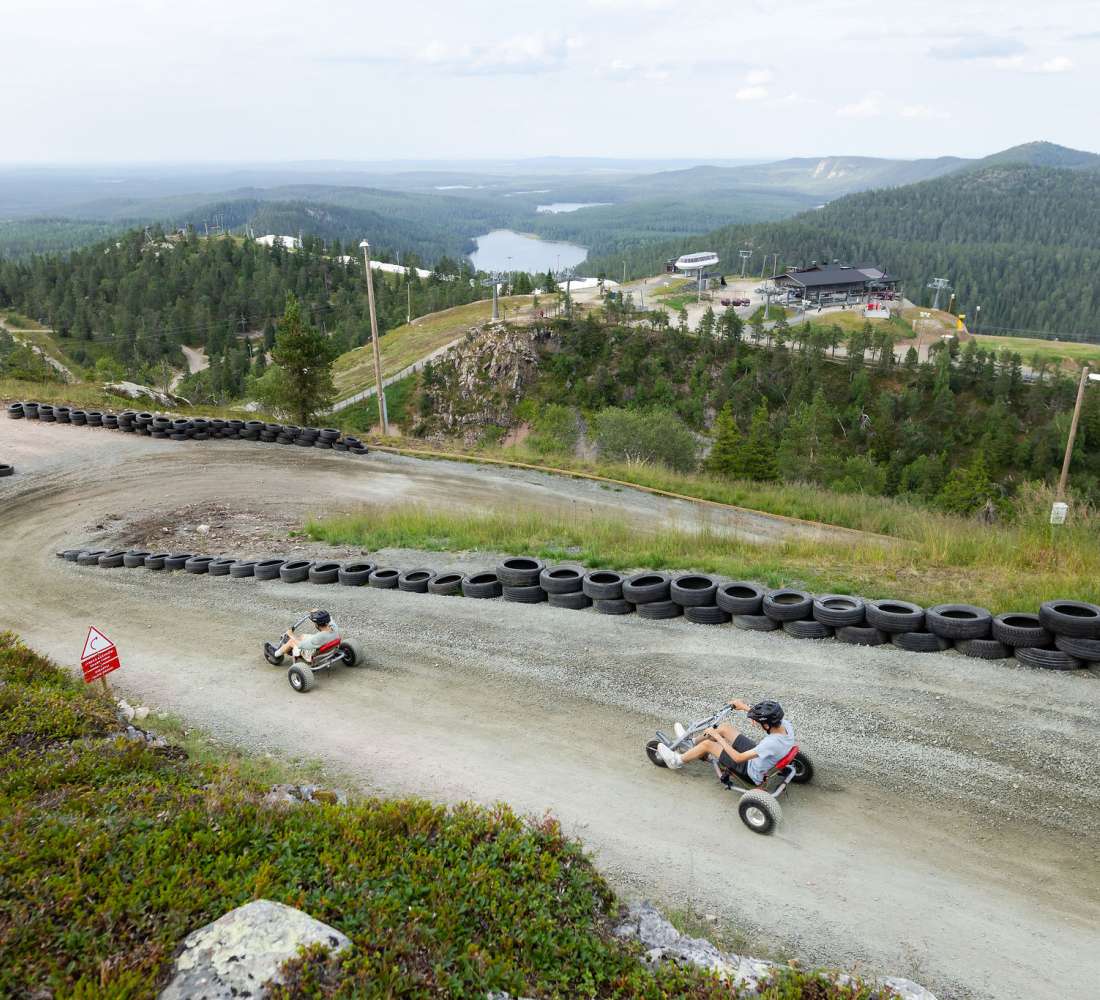 Ruka Rally -mäkiautot ovat hauska tapa huristella alas Rukatunturissa. Kuva Harri Tarvainen / Kota Collective