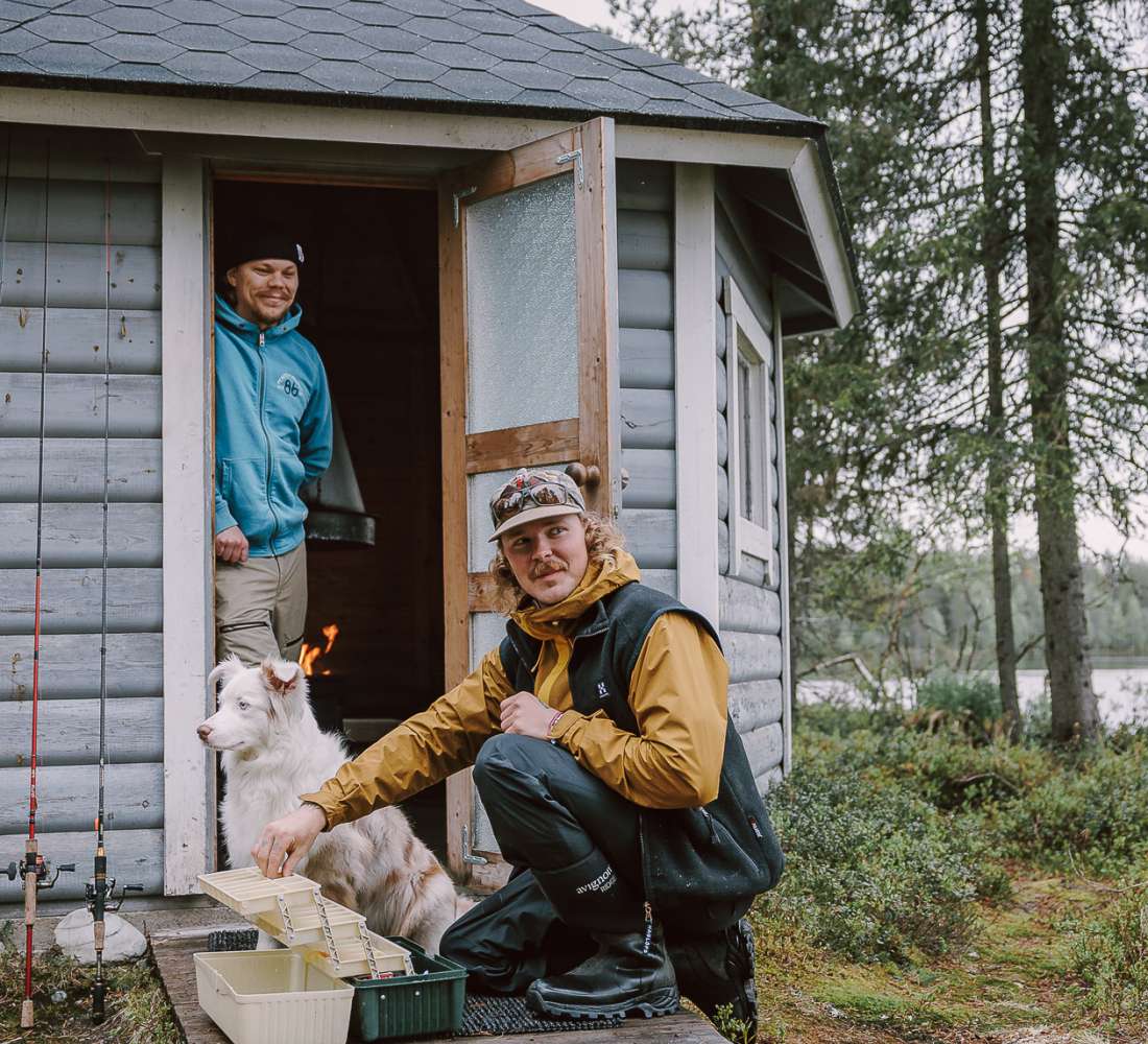 Kalastajat mökin pihassa. Kuva Lomarengas
