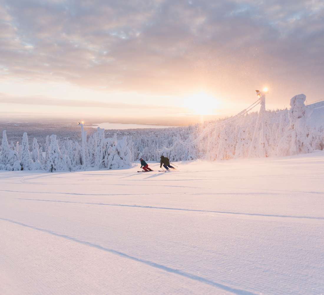 Laskettelijat ilta-auringossa Rukan rinteillä. 