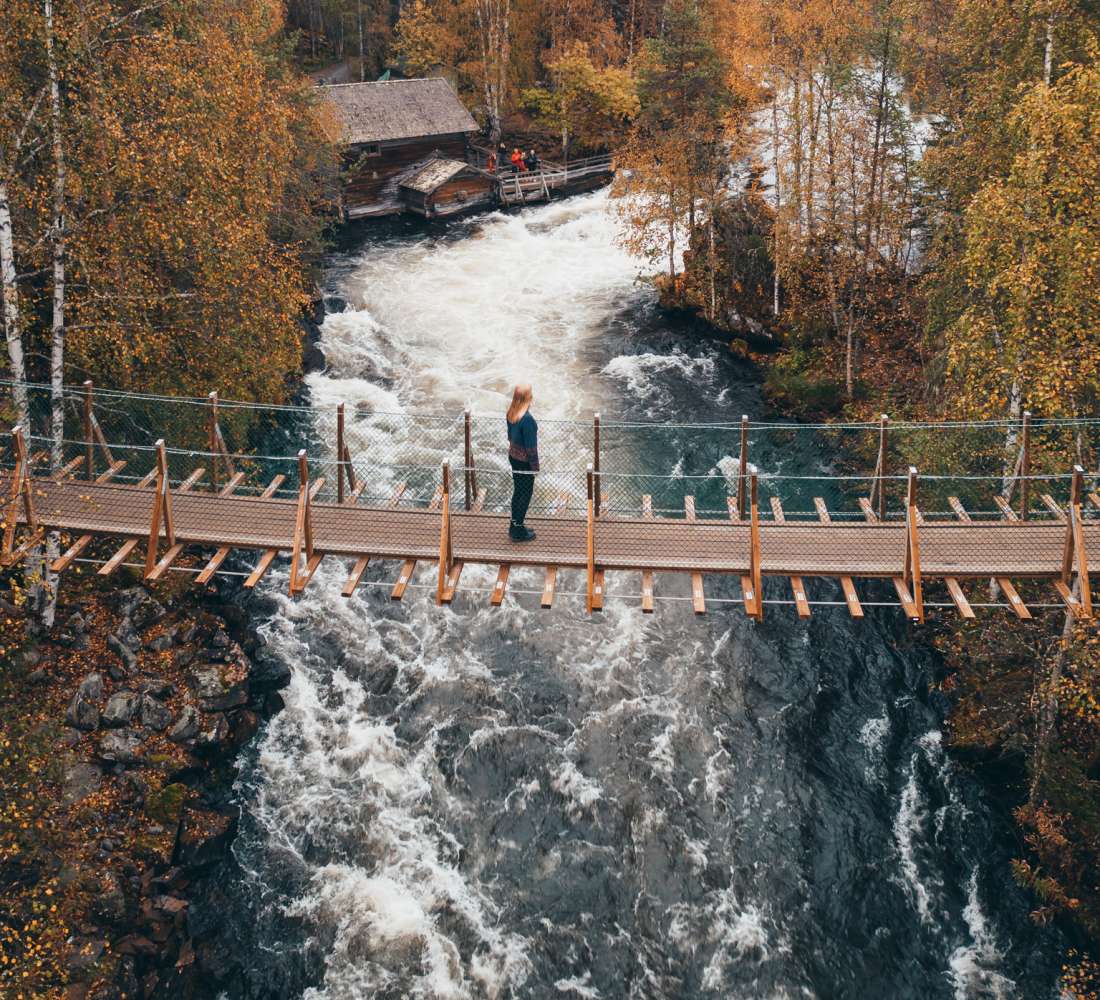 Myllykoski ja vanha myllytupa sekä riippusilta syksyn ruskassa. Kuva Robert Bohnke