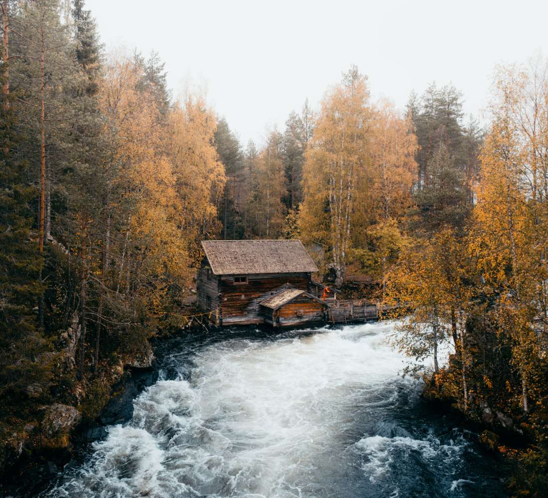 Myllykoski ja vanha myllytupa syksyn ruskassa. Kuva Robert Bohnke