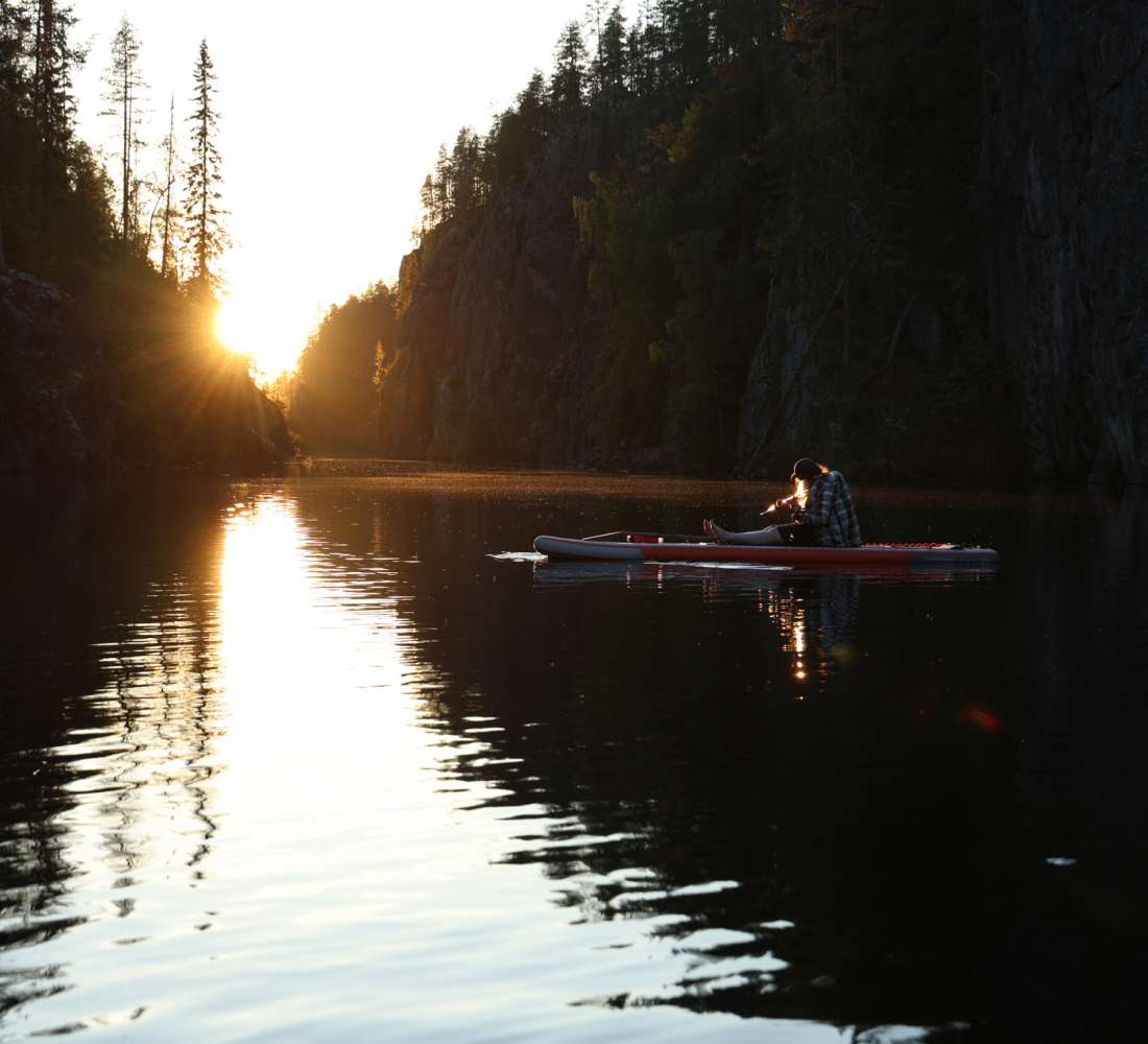 SUP-lautailua Hossan kirkkailla vesillä. Kuva Kainuun Luontoretket