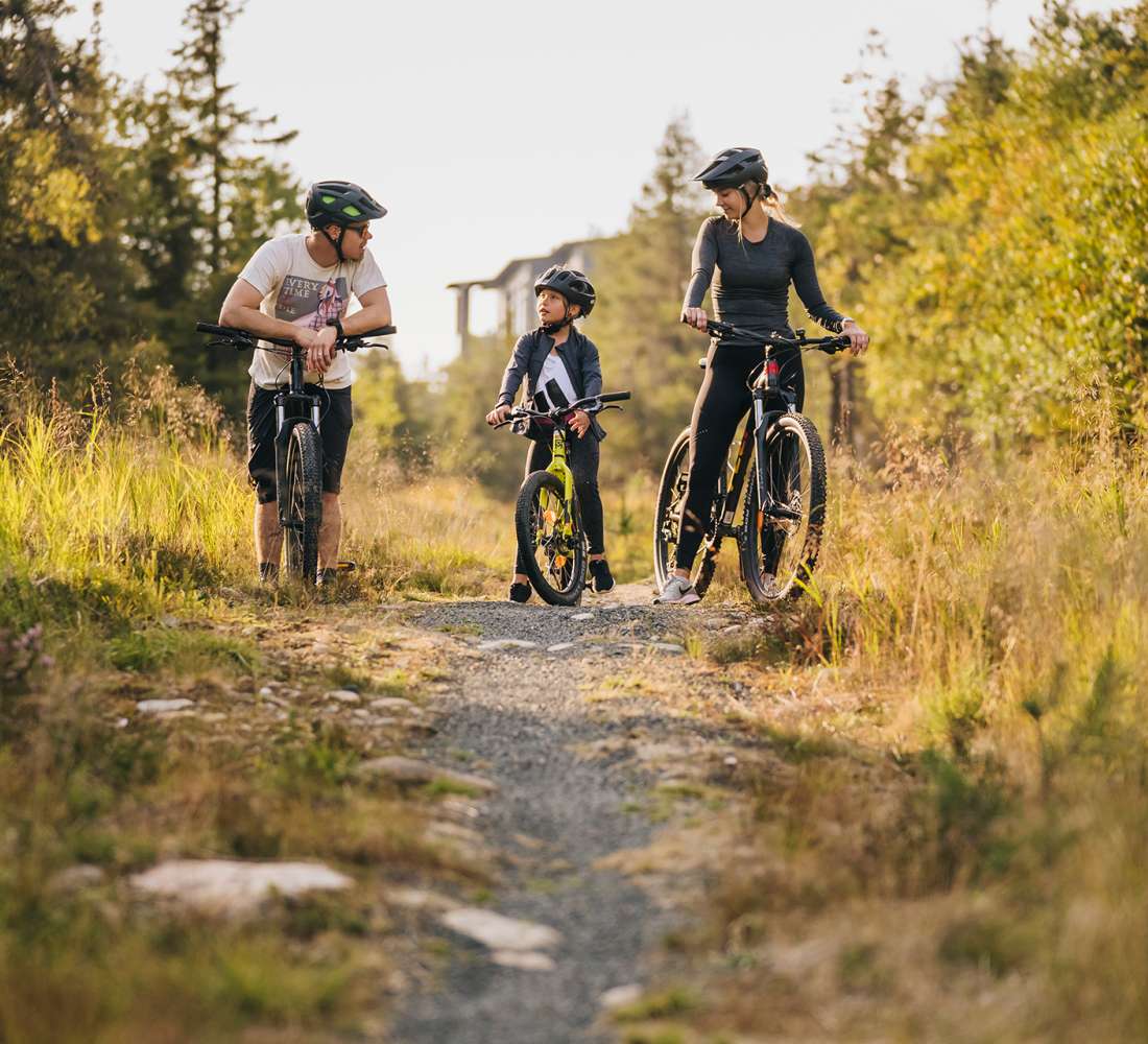 Perhe maastopyöräilemässä, Ruka-Kuusamo