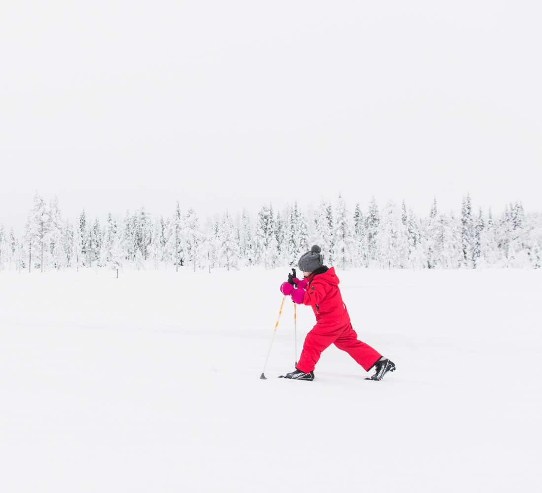 Lapsi hiihtää Ruka-Kuusamon maisemissa