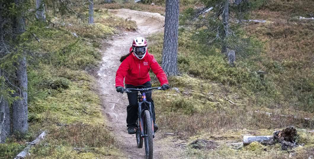 Alamäkipyöräilyä Ruka-Kuusamossa