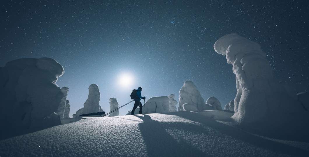 Lumikenkäilijä kuutamossa tykkylumipuiden keskellä, Eeva Mäkinen, Ruka-Kuusamo