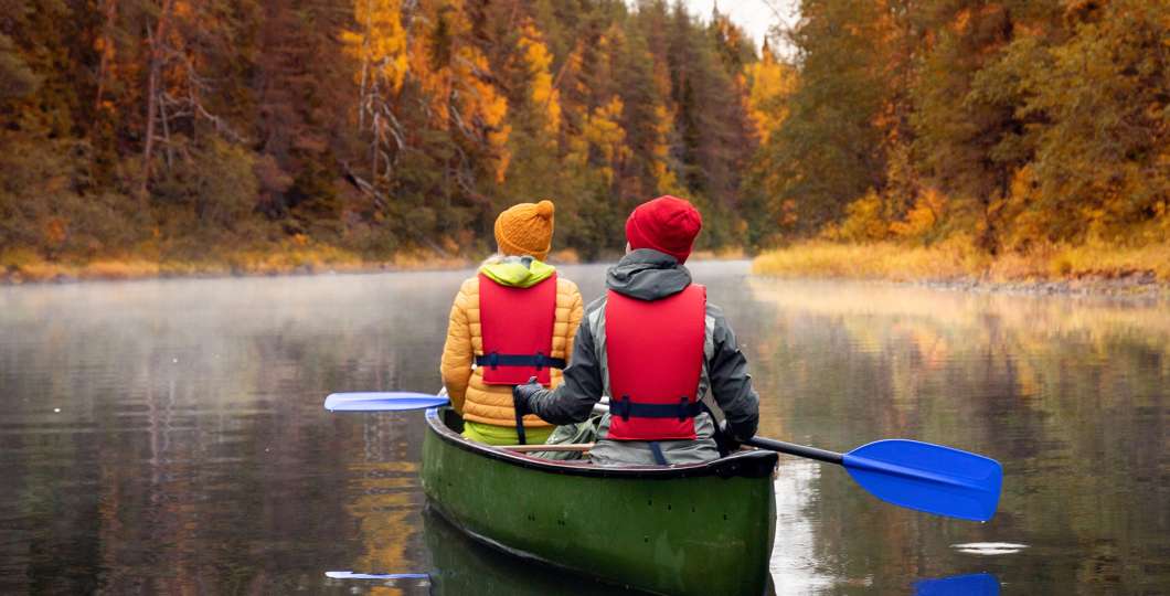 Melojat ruskamaisemissa Oulankajoella, Ruka-Kuusamo, Lappi, Suomi