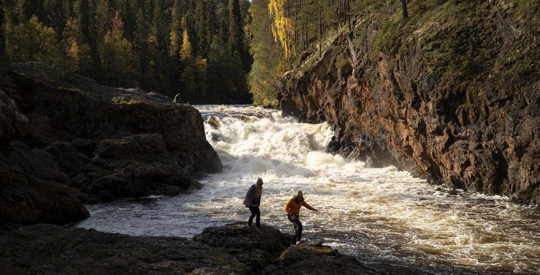 Retkeilijöitä Kiutakönkäällä Oulangan kansallispuistossa