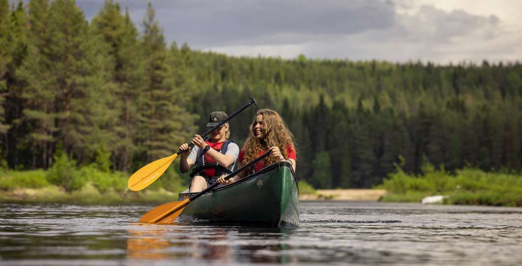 Melontaa kanootilla Oulangan kansallispuistossa, kuva: Harri Tarvainen