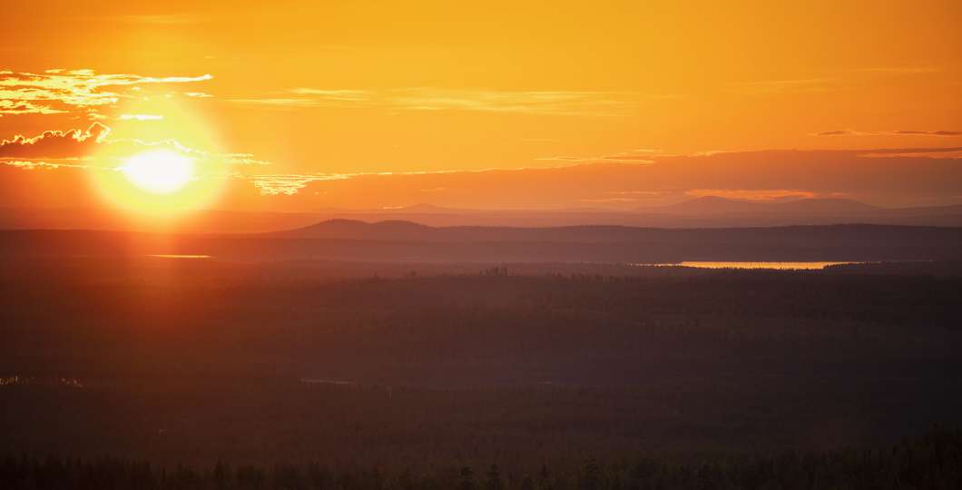 Keskiyön aurinko Kuusamossa, kuva Harri Tarvainen