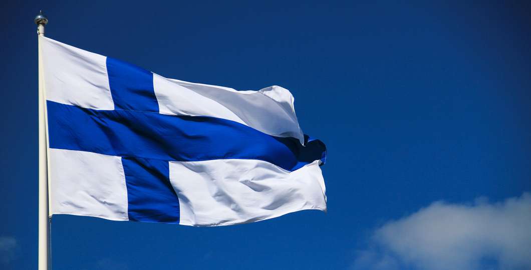 Suomen lippu liehuu, kuva Ruka-Kuusamo Matkailu ry - Adobe Stock licenced