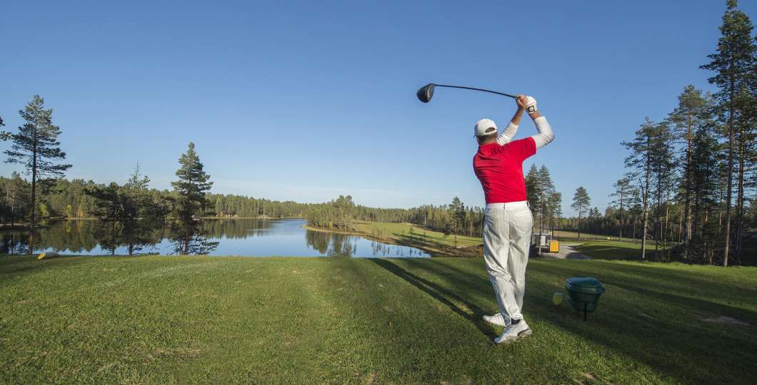Golffarin avauslyönti Kuusamon Golfin väylällä