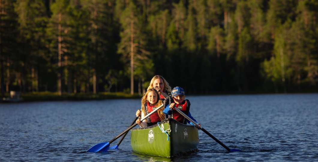 Melontaa kanootilla Oulankajoella koko perheen voimin. Kuva Harri Tarvainen.