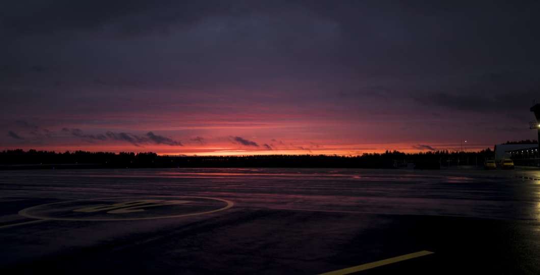 Kuusamon lentokenttä auringonlaskussa. Kuva Phil Gale