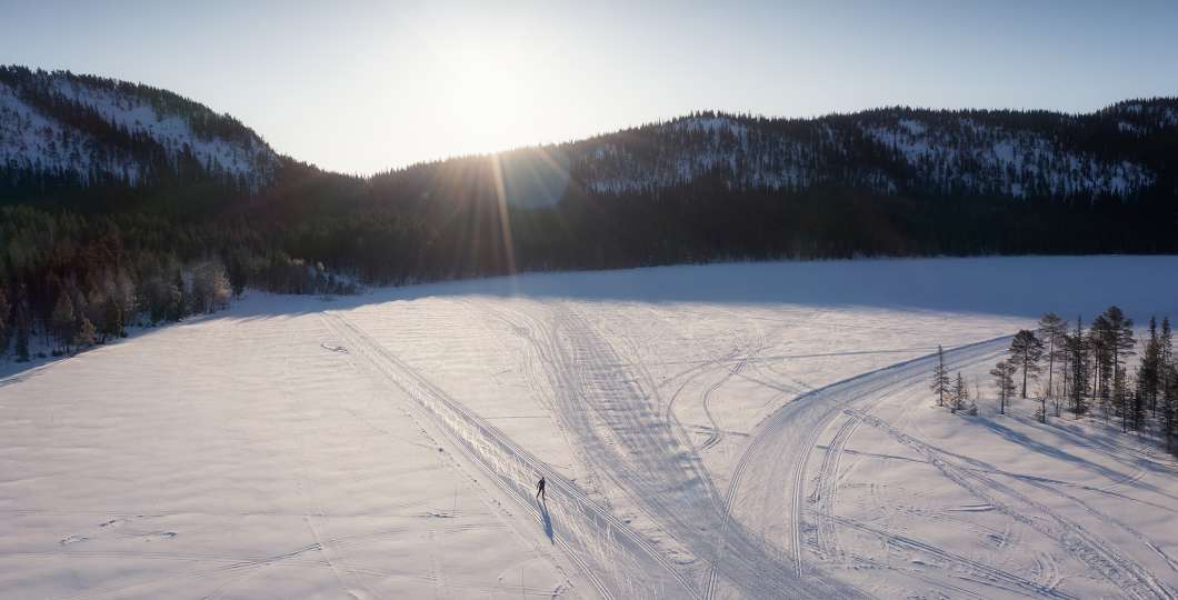 Hiihtäjä Konttaisen maisemissa Rukalla. Kuva Harri Tarvainen/Kotakollective