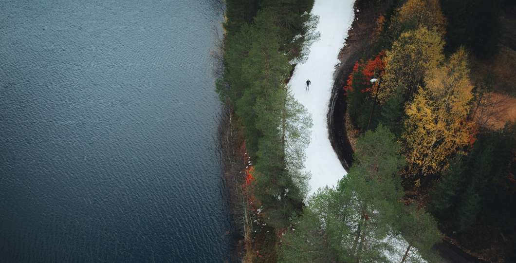 Maastohiihtäjä ensilumen ladulla Rukalla. Kuva Mikko Santasalo