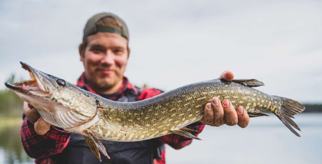 Kalastaja saaliin kera. Kuva Rukapalvelu