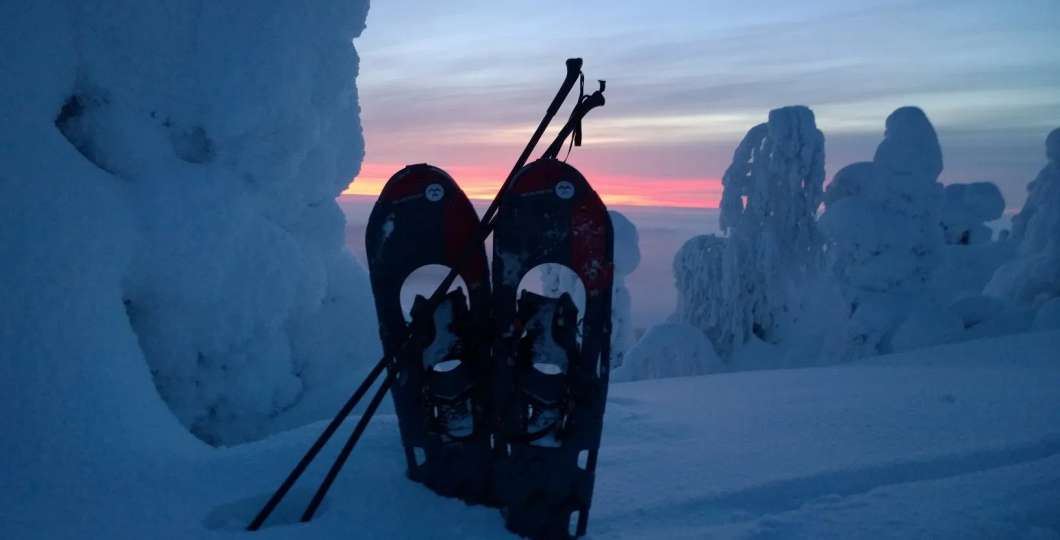 Lumikenkäilyä Kuusamossa iltahämärissä. Kuva Ruka Adventures