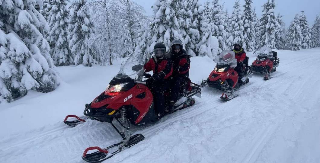 Moottorikelkkailua Ruka-Kuusamossa. Kuva Lammintupa. 