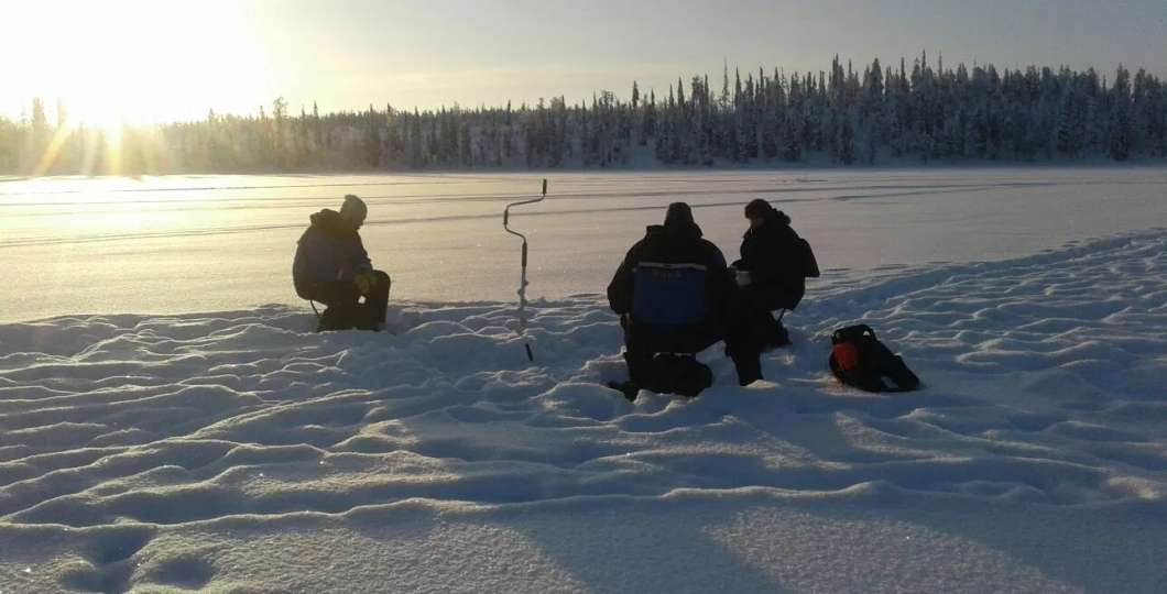 Pilkkiretkellä Ruka-Kuusamossa. Kuva Ruka Adventures