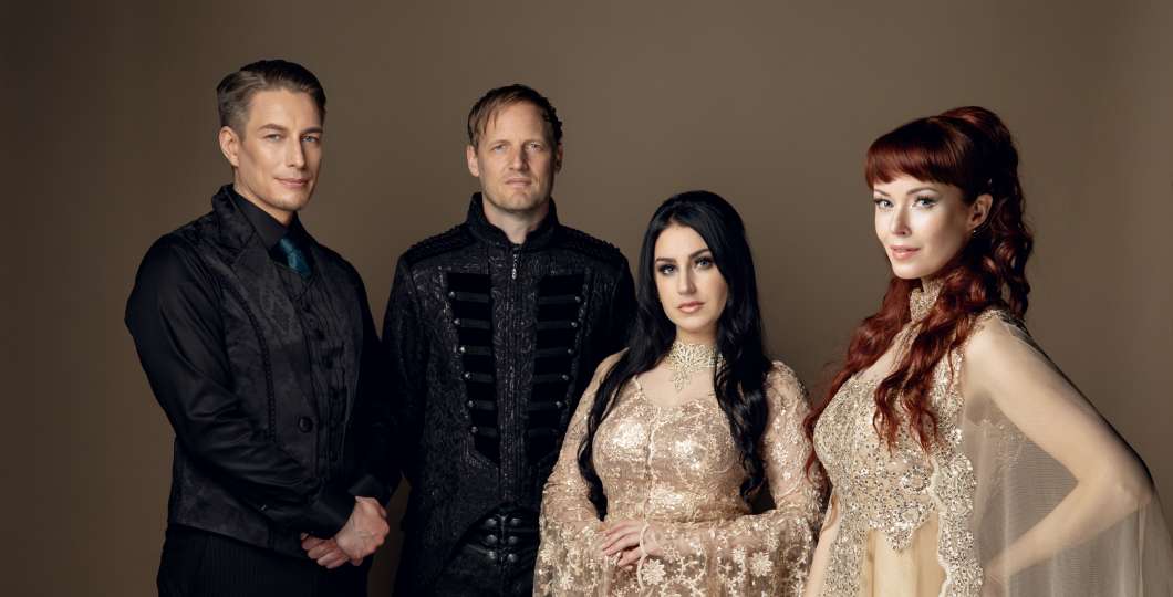 Yhtye Eye of Melian upeissa fantasiamaisissa keskiaikaisissa asuissa.