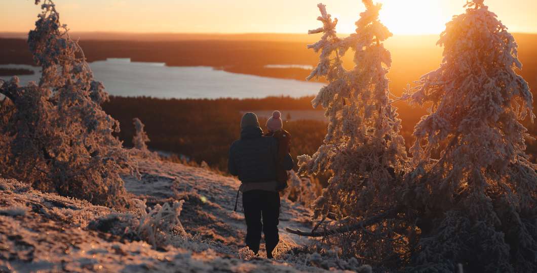 Talvinen auringonlasku Juhannuskalliolla Ruka-Kuusamossa. Kuva Mikko Santasalo