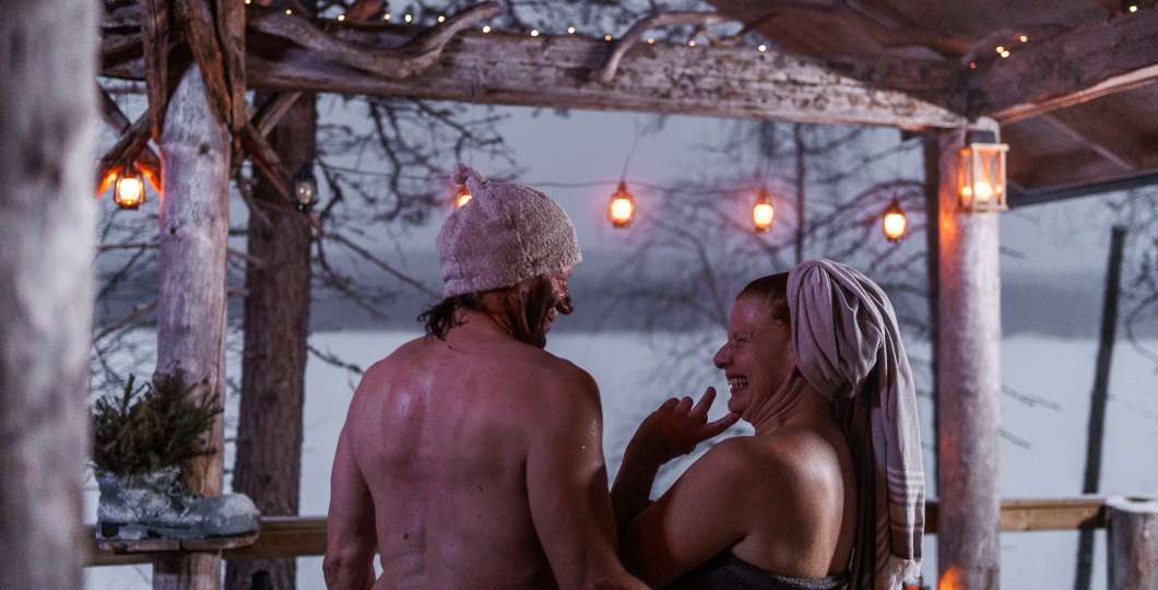 Isokenkäisten Klubin saunan terassilla. Kuva Mikko Santasalo