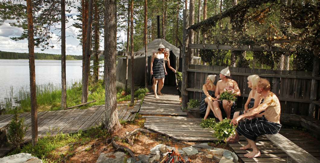 Saunaelämys Pohjantähti-leirissä Juumajärven rannalla Ruka-Kuusamossa. Kuva Rukapalvelu