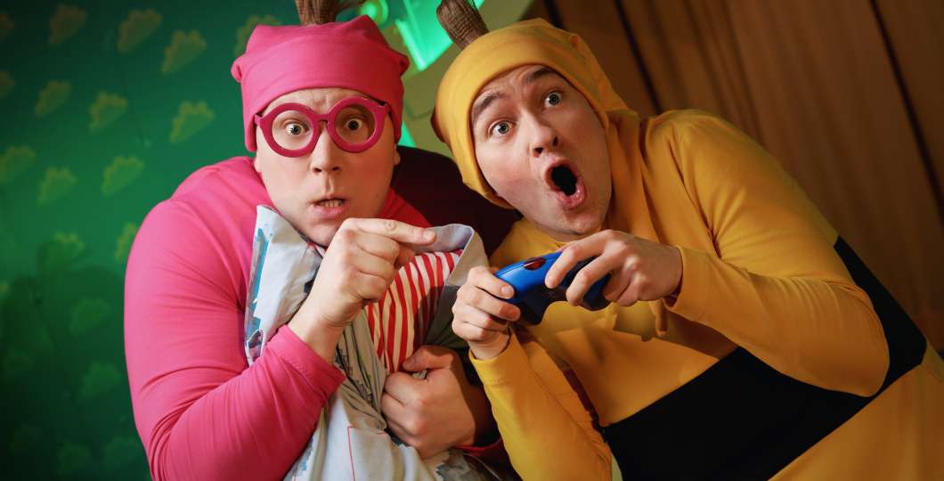 Näyttelijät Nestori Kyyrä & Kalle Tulander Tatun ja Patun rooleissa pinkissä ja keltaisessa asussa.