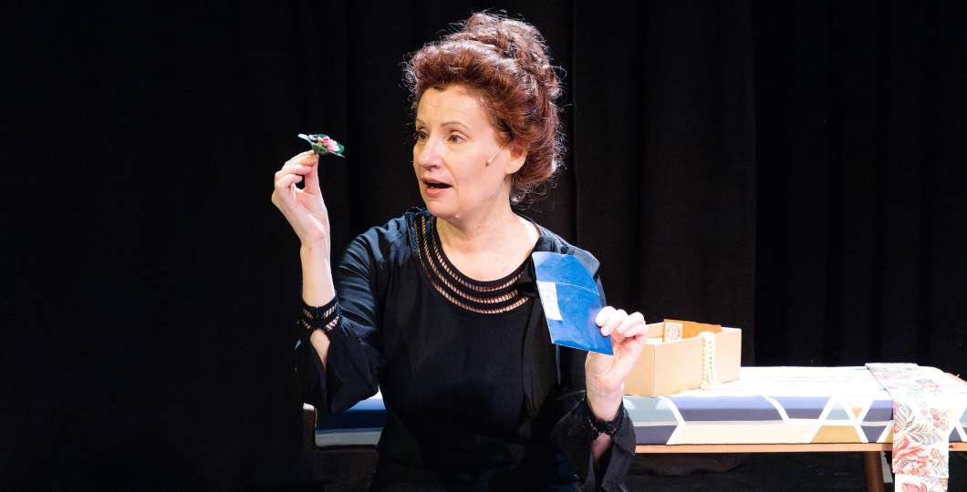 Kuvassa näyttelijä Elina Mustonen teatteriesityksessä.