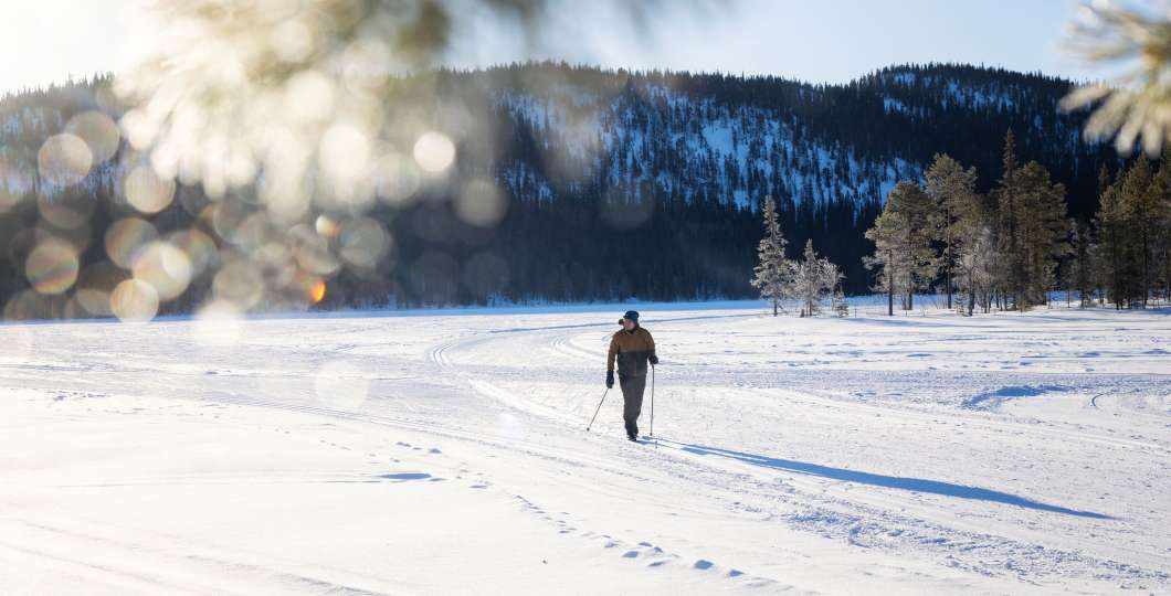Hiihtäjä Konttaisen maisemissa Rukalla. Kuva Harri Tarvainen/Kotakollective