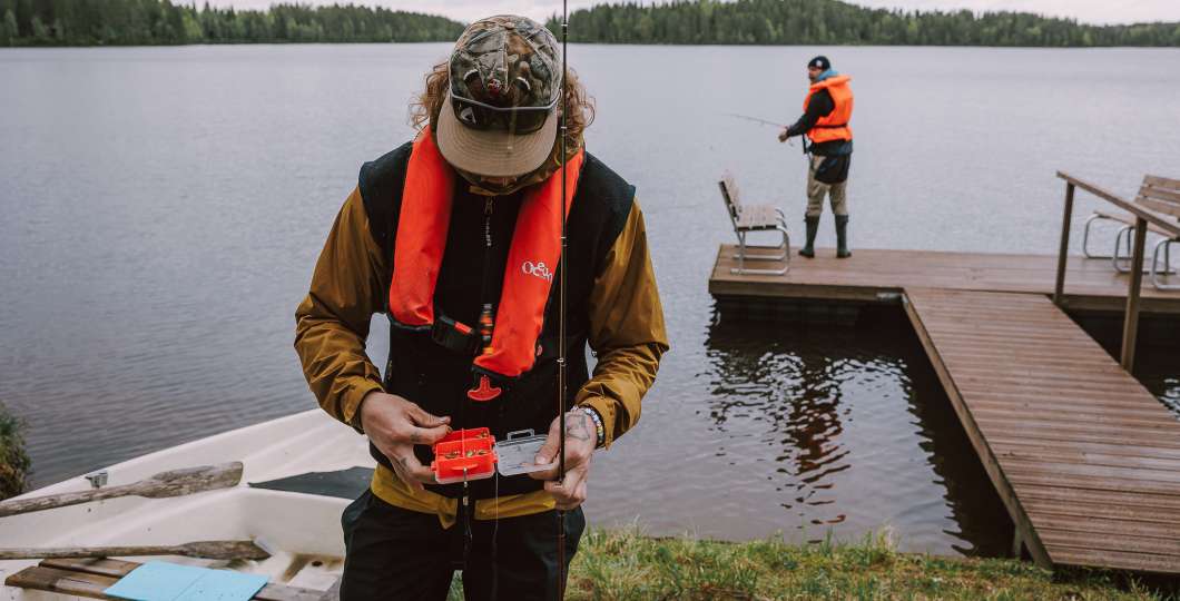 Kalastusvälineiden valintaa Ruka-Kuusamossa. Kuva Mikko Santasalo