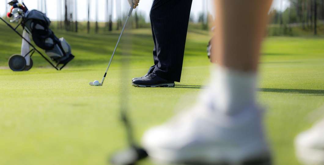 Puttaamassa greenillä Kuusamo Golfin kentällä. Kuva Harri Tarvainen / Kota Collective