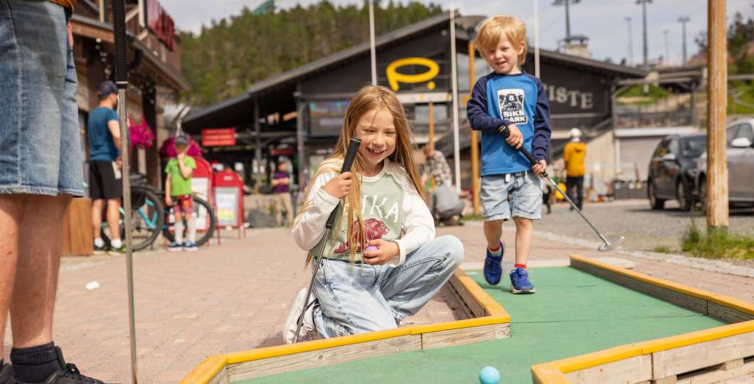 Perhe minigolfaamassa Rukan kylässä. Kuva Harri Tarvainen / Kota Collective