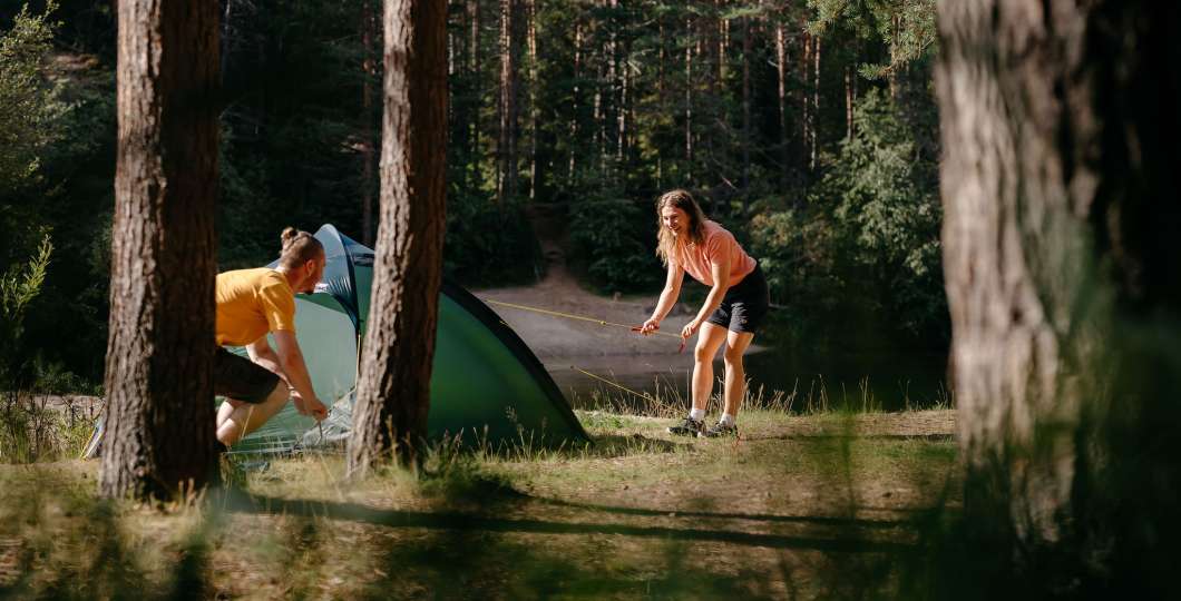 Teltan pystytystä Oulangan kansallispuistossa. Kuva Jani Kärppä / Kota Collective