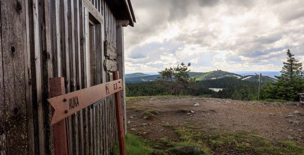 Valtavaaran huipulta löytyy vanha palovartijan tupa ja upeat maisemat joka suuntaan. Kuva Mikko Santasalo