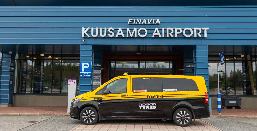 Otaxin taksi Kuusamon lentoasemalla. Kuva Mikko Santasalo