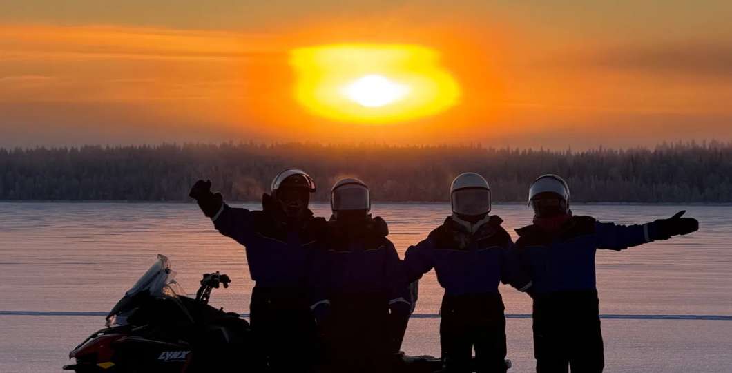 Kelkkailua auringonlaskussa. Kuva Stella Polaris Adventures