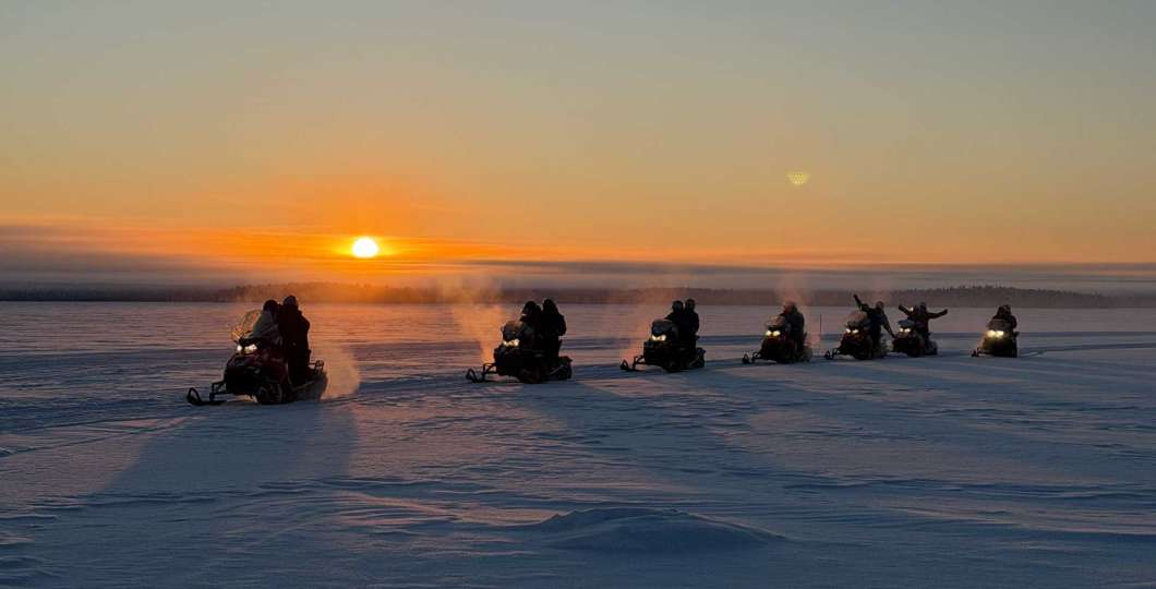 Moottorikelkkailua ilta-auringossa. Kuva Stella Polaris Adventures