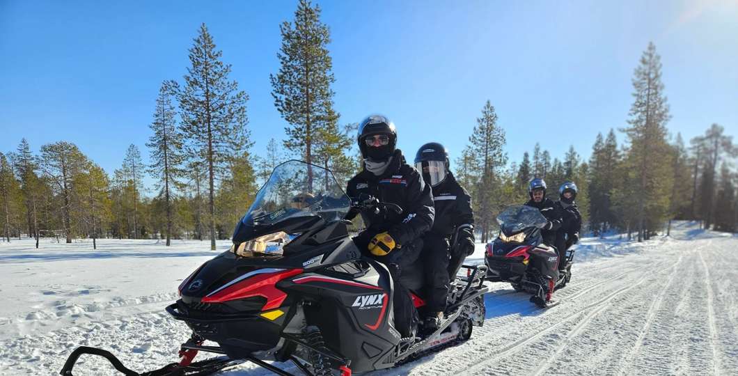 Koko perheen moottorikelkkasafari. Kuva Kuusamo Safaris