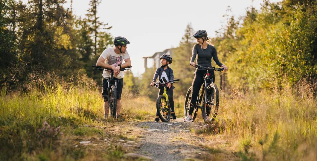 Perhe maastopyöräilemässä, Ruka-Kuusamo